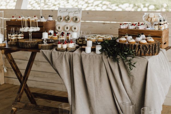 beautiful-candy-bar-decorated-beige-white-colors